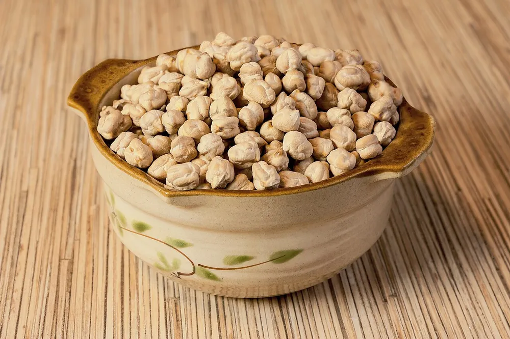Pois chiches secs dans un bol